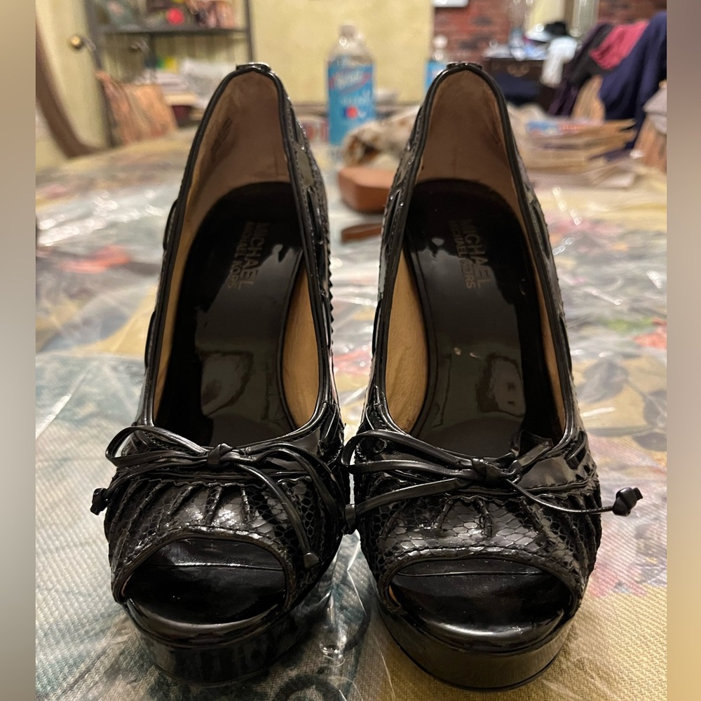 Platform pump shoes